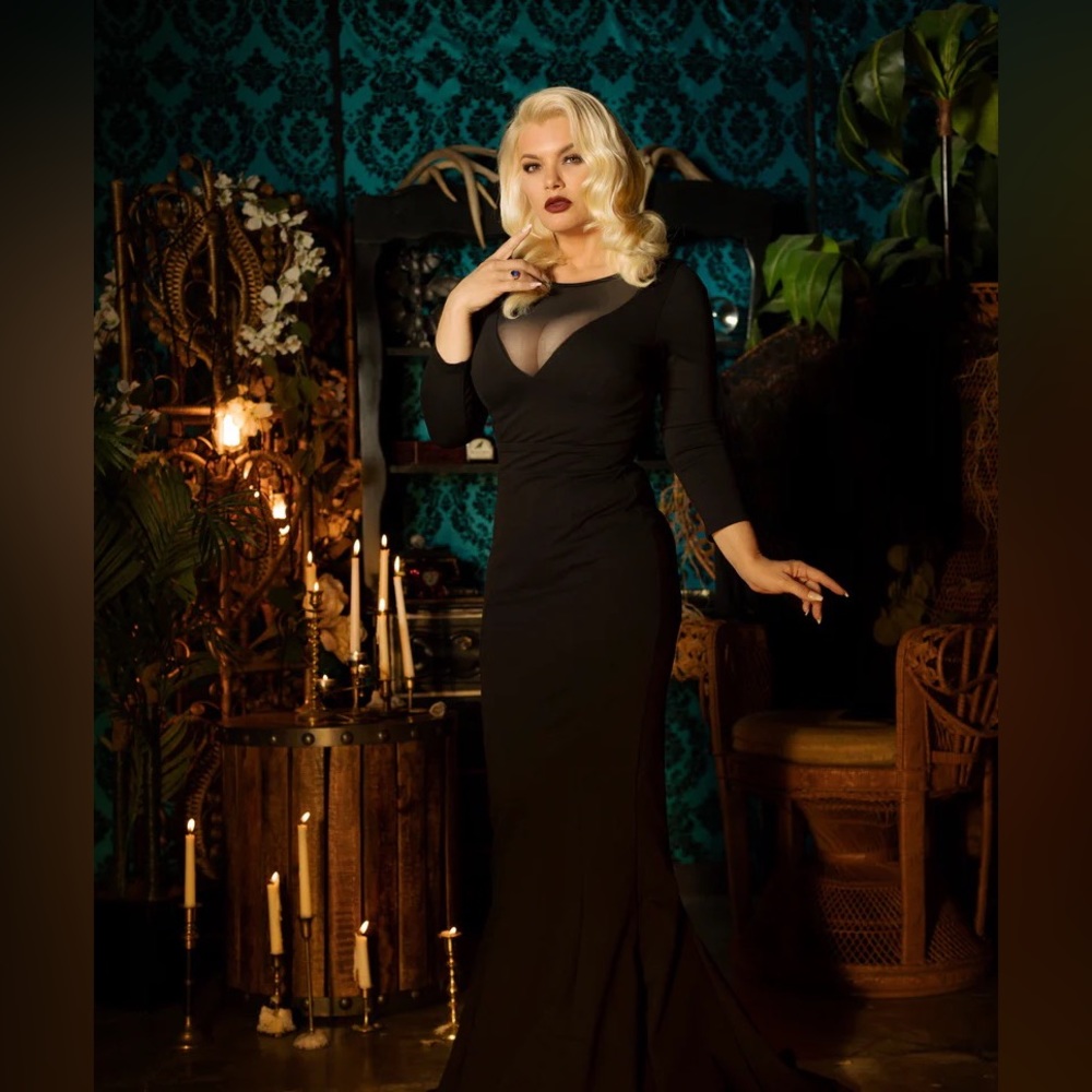 Deadly Dames Theodora Gown Size M